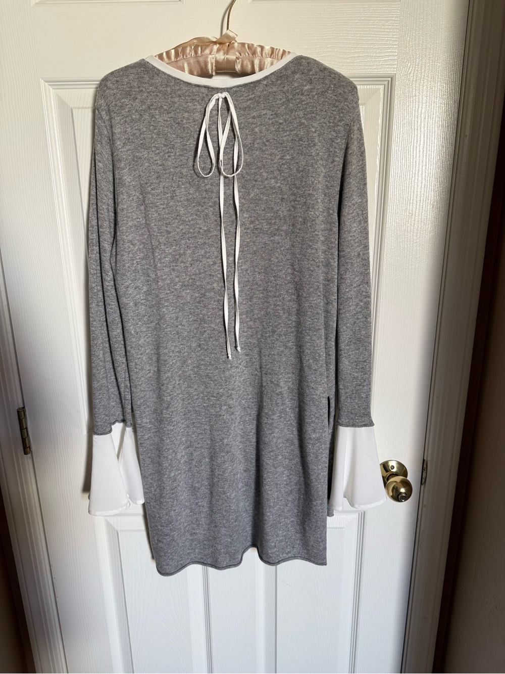 Light Cashmere Long Ruffle Sleeve - Picture 4 of 5